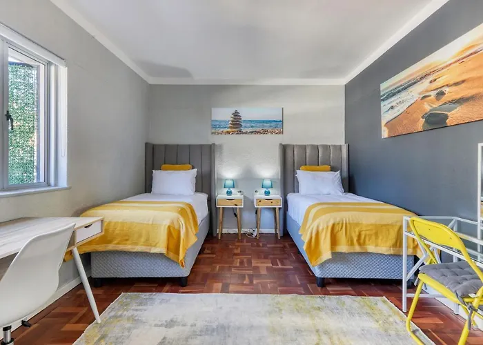 Backup-Power Trendy 2 Bed Balcony Apartment